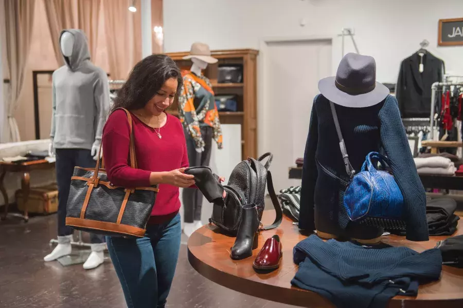 Uma mulher faz compras em uma boutique de São Francisco.