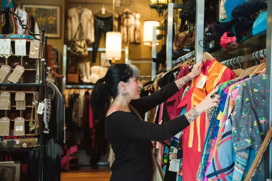 Uma mulher faz compras em uma boutique de São Francisco.