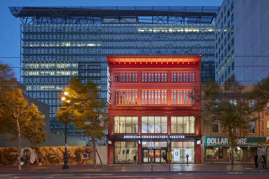 밤의 American Conservatory Theater의 외관. 캘리포니아주 샌프란시스코.