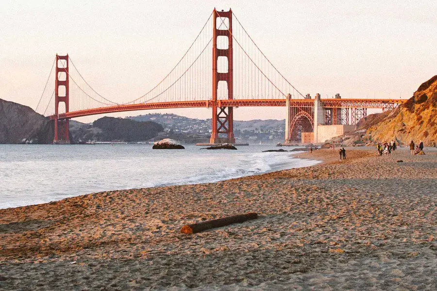A Baker Beach de São Francisco é retratada com a Golden Gate Bridge ao fundo