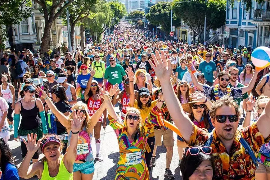 Os corredores participam do Bay to Breakers de São Francisco.