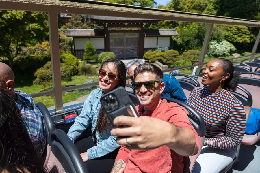 Homem tirando uma selfie em um Big Bus Tour