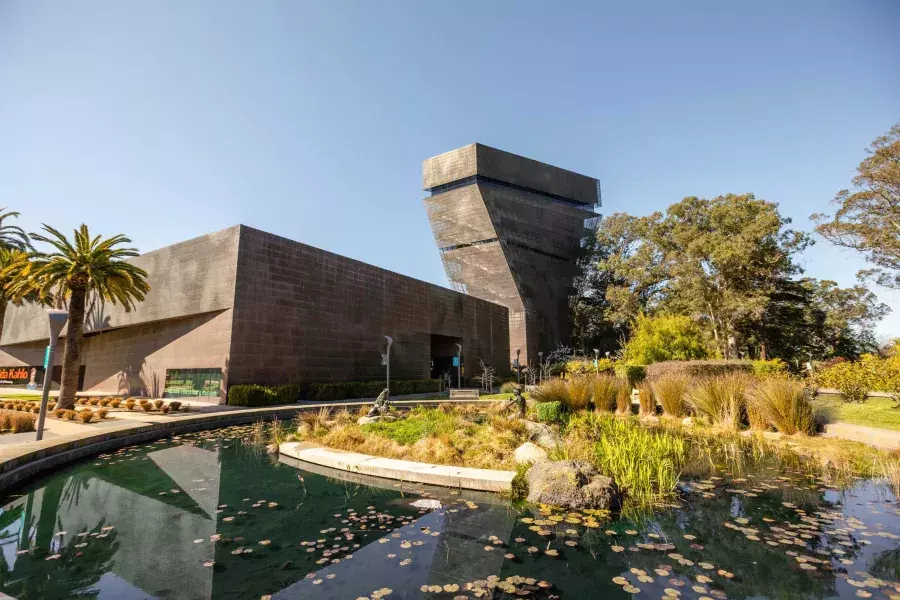 Exterior do moderno e angular Museu de Young. São Francisco, Califórnia.