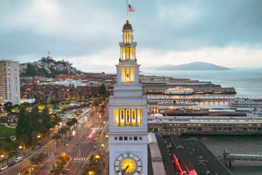 A torre do relógio do Ferry Building de São Francisco.