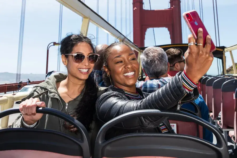 Golden Gate Bridge 에서 셀카를 찍는 친구들