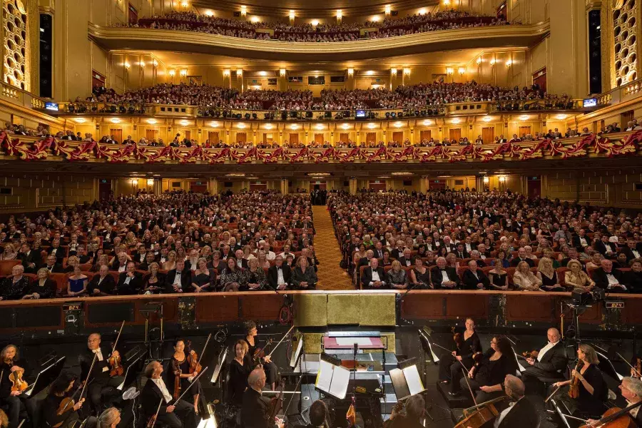 A sinfonia se prepara para uma apresentação de ópera no War Memorial Opera House. São Francisco, Califórnia.