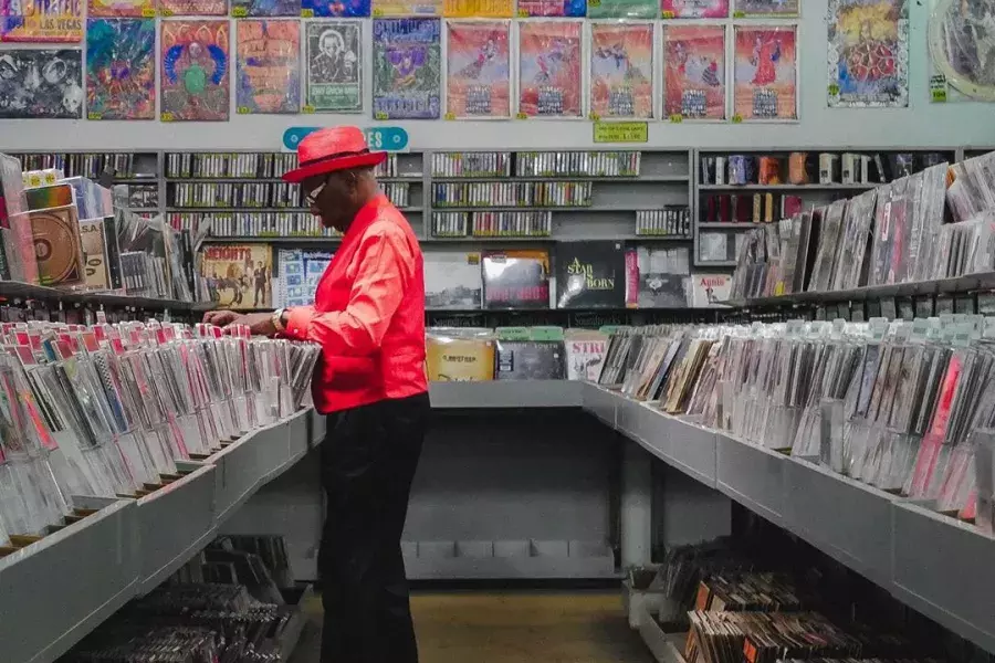 Um homem de jaqueta vermelha compra discos na Amoeba Records, em São Francisco.