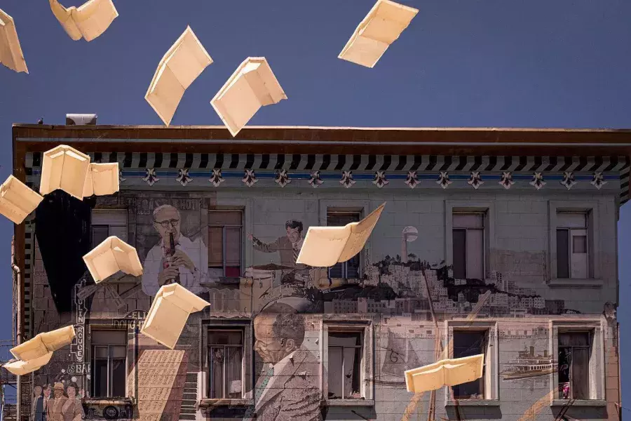 Foto externa da Livraria City Lights em São Francisco, mostrando um mural de livros e papel flutuante.