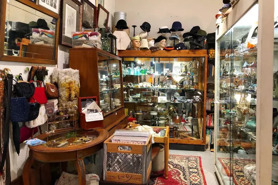 Vista interna de várias antiguidades, chapéus, arte e muito mais na Cole Valley Antiques.