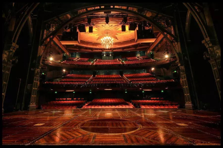 Interior do Teatro Curran visto do palco. São Francisco, Califórnia.