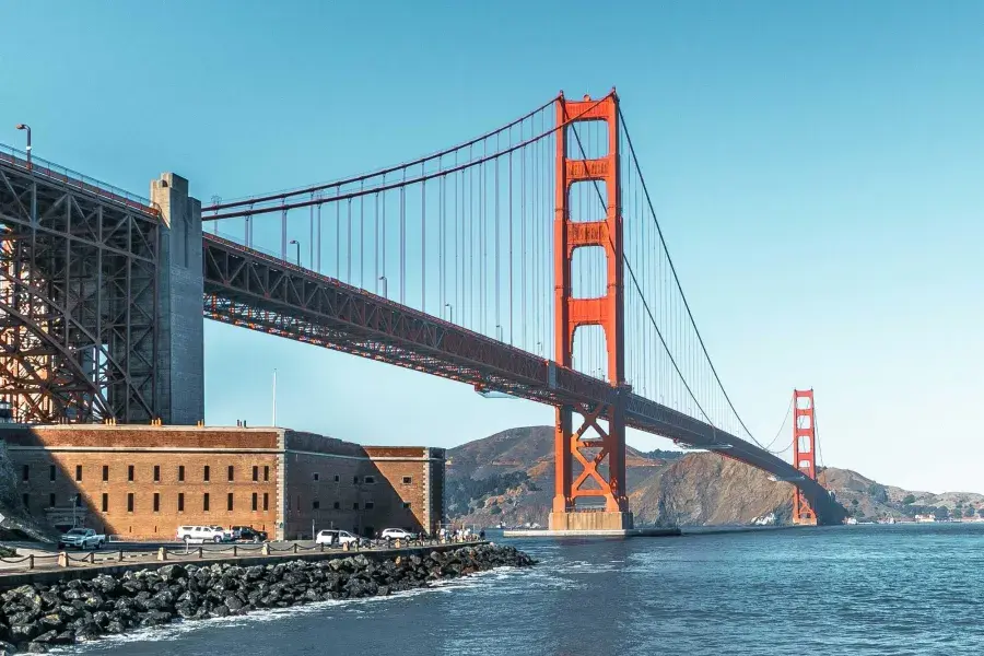 남북전쟁 시대의 포트 포인트는 Golden Gate Bridge 아래에 있습니다.