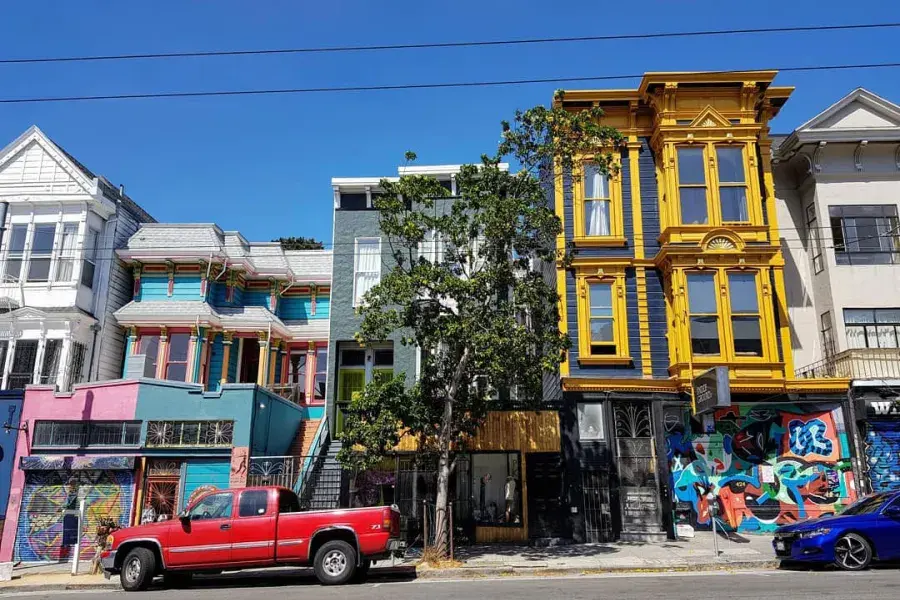 Vista de prédios coloridos na Haight Street com carros estacionados ao longo da rua. São Francisco, Califórnia.
