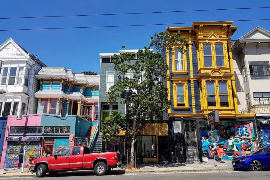 Vista de edifícios coloridos na Haight Street com carros estacionados ao longo da rua. São Francisco, Califórnia.