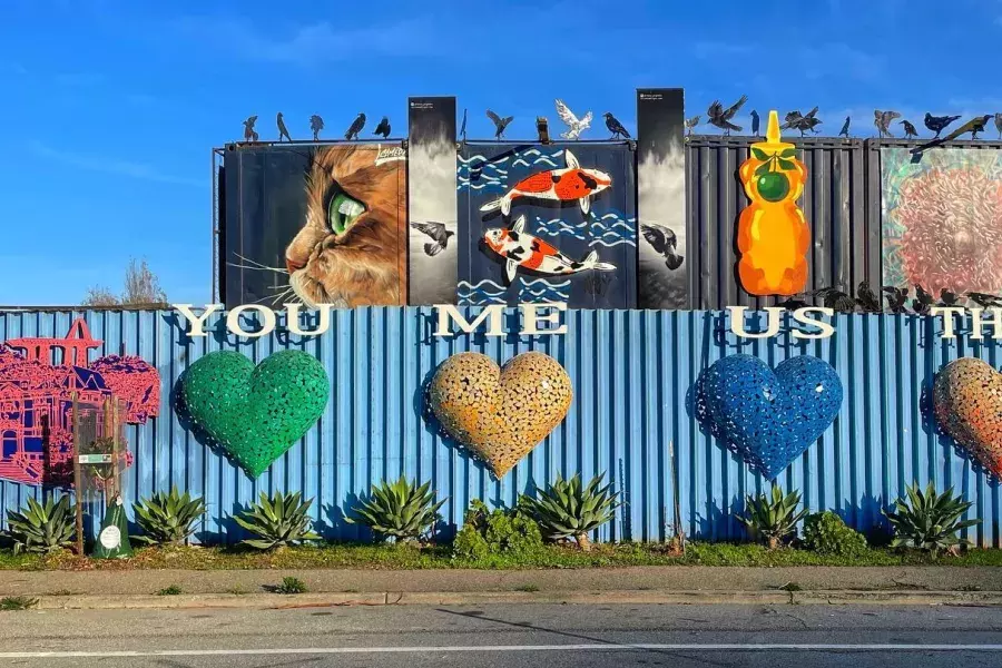 Obras de arte e murais no bairro de Bayview, em São Francisco.