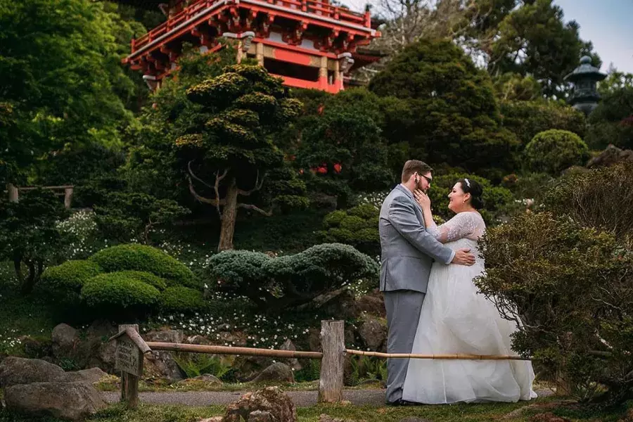 Casal em frente ao Jardim de Chá Japonês