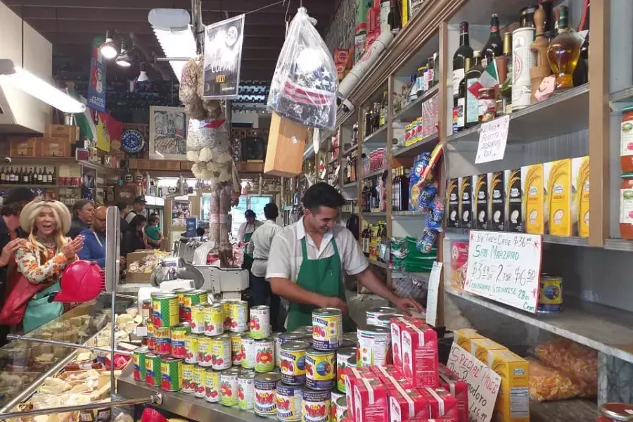 Dentro de um mercado de comida italiana no bairro de North Beach, em São Francisco.