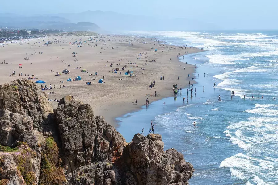 Olhando para a Ocean Beach de São Francisco a partir dos penhascos.