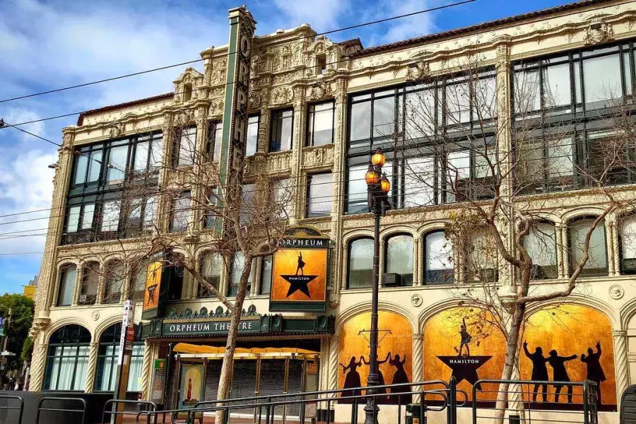 Exterior do Orpheum Theatre, com pôsteres promocionais do musical da Broadway "Hamilton".