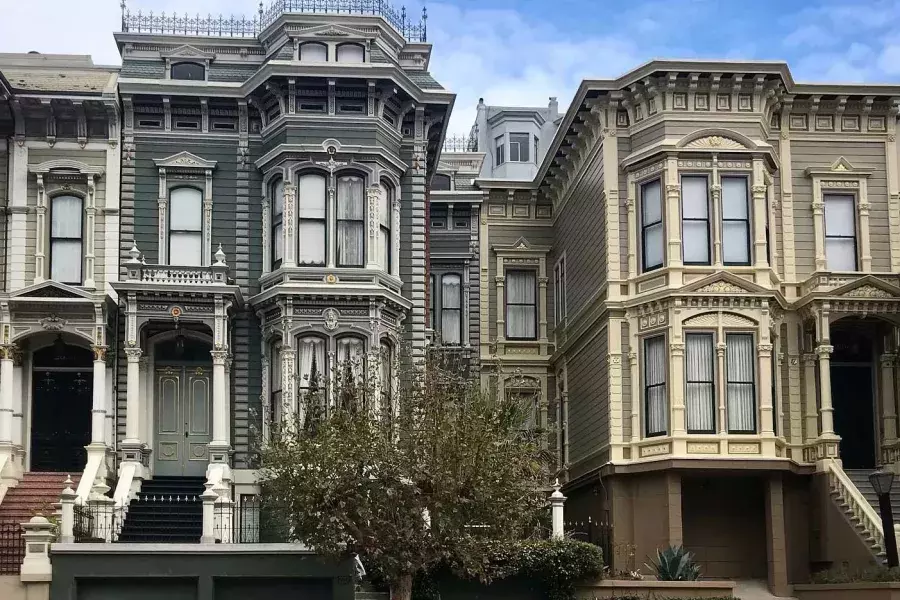 Uma fileira de casas vitorianas ornamentadas em uma rua em Pacific Heights. São Francisco, Califórnia.