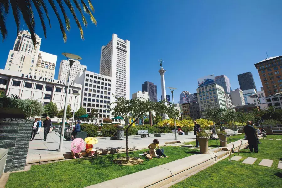 As pessoas aproveitam um parque na Union Square em um dia ensolarado. São Francisco, Califórnia.