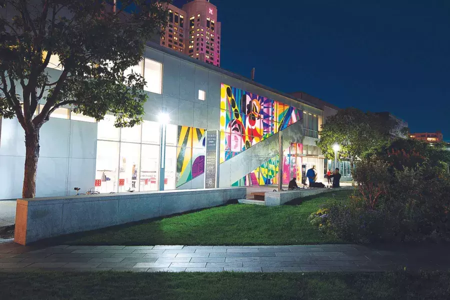 Exterior do Centro de Artes Yerba Buena à noite.