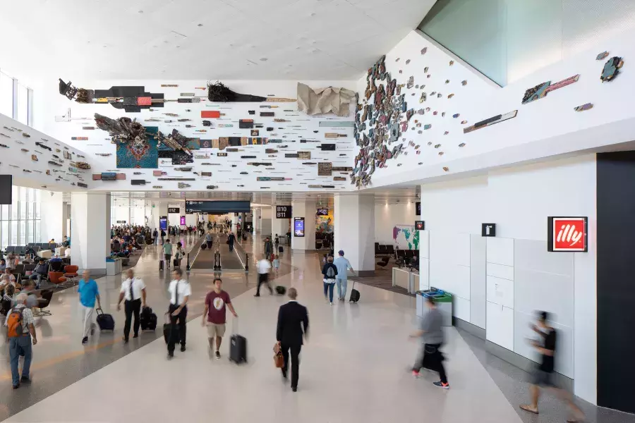 Obras de arte estão penduradas no Terminal 1 do SFO.