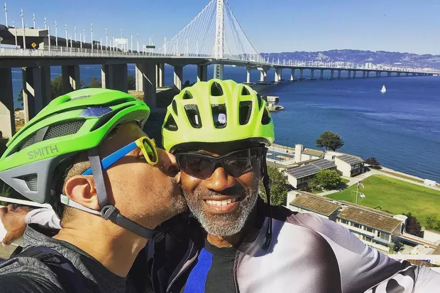 Bike couple kiss