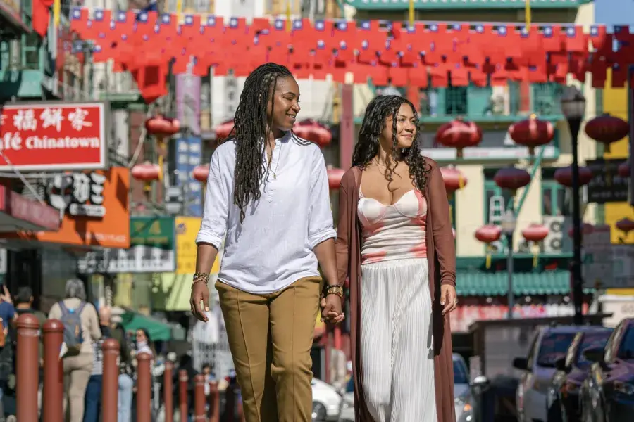 chinatownを歩く女性たち