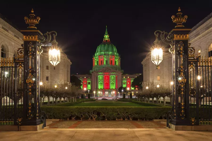 Prefeitura de São Francisco iluminada para as festas de fim de ano.