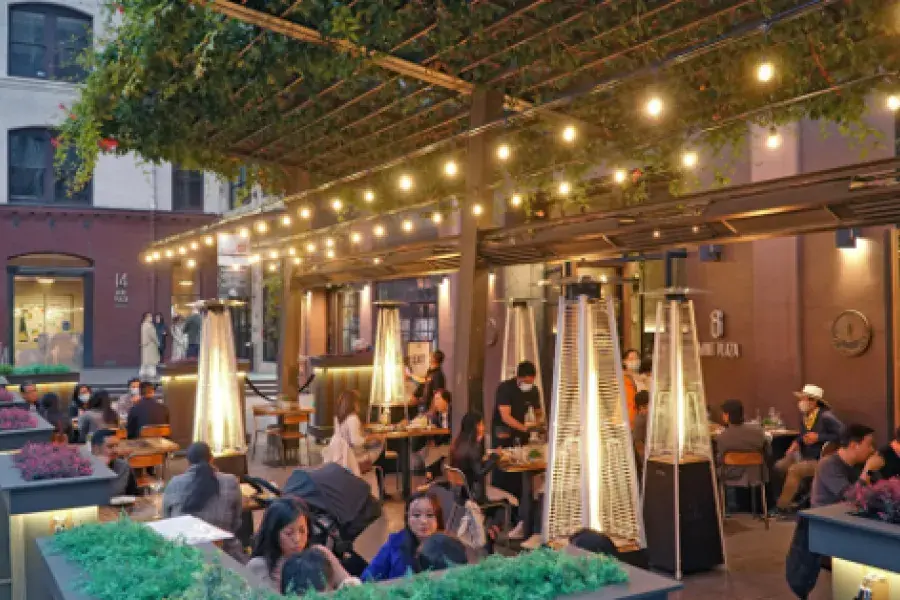 Pessoas jantando em restaurantes no Mint Plaza