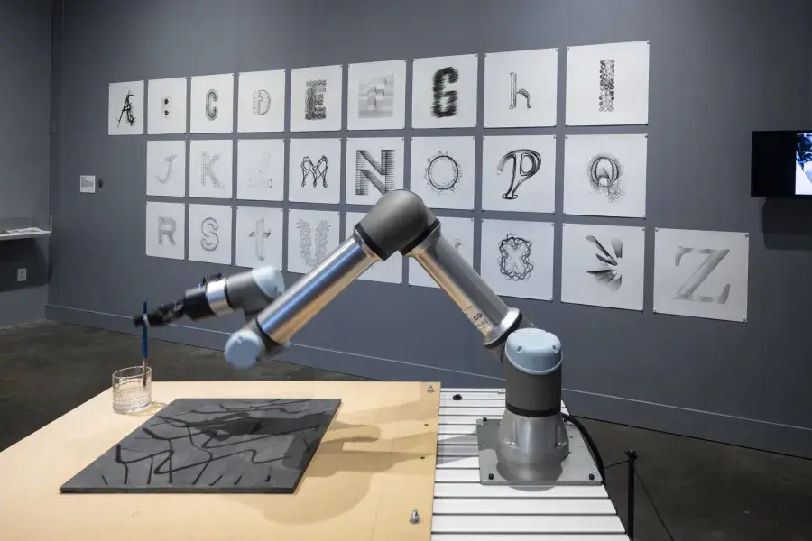 Sr. Roboto, 2024, Museu de Artesanato e Design. Foto de Henrik Kam.