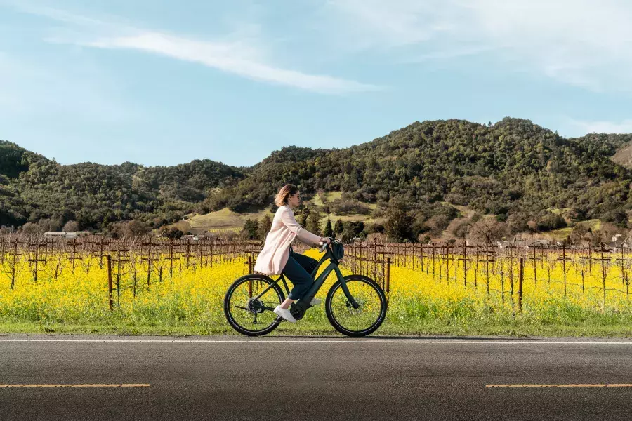 mulher andando de bicicleta em Napa