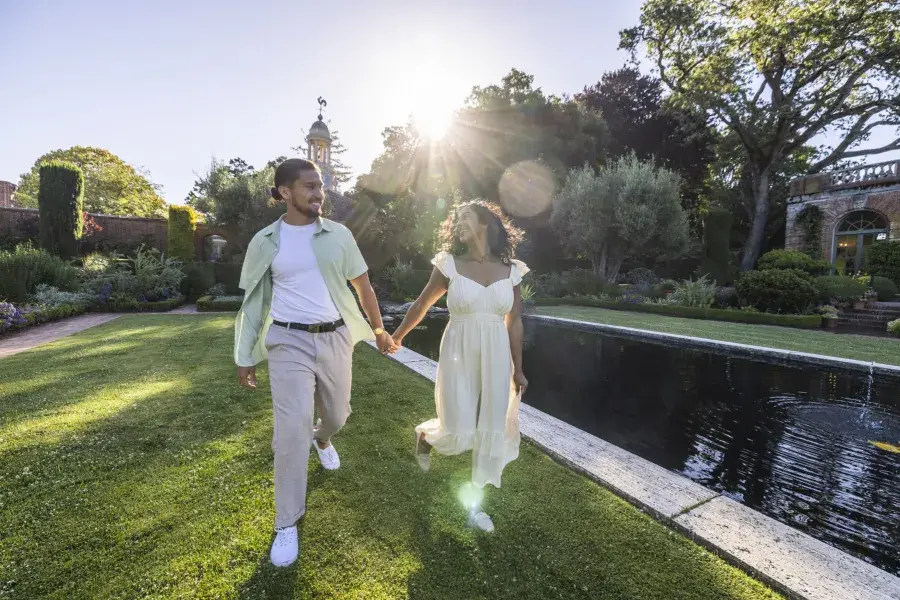 Visitantes passeiam pelos jardins de Filoli