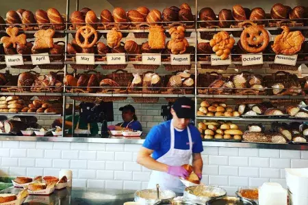 베이커들은 샌프란시스코의 Boudin Bakery에서 사워도우 빵을 만듭니다.