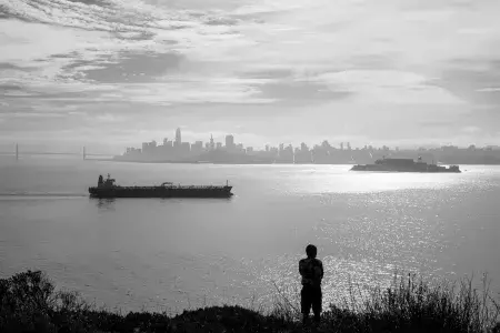 Um visitante aprecia as amplas vistas da Angel Island