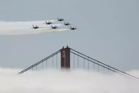 ゴールデンゲートブリッジを渡るブルーエンジェルス