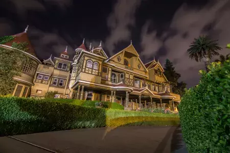 Winchester Mystery House à noite