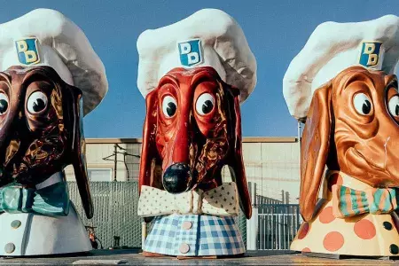 Três das famosas cabeças do Doggie Diner em exposição.