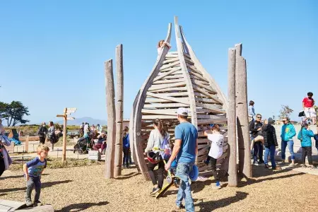 Famílias jogam no The Outpost no Presidio
