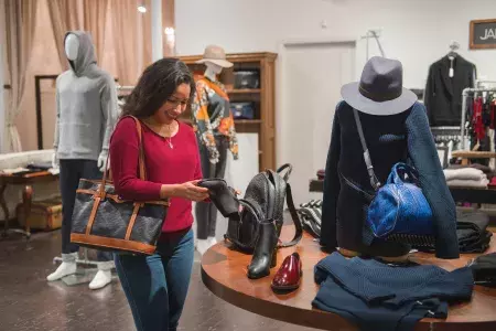 女性がサンフランシスコのブティックで買い物をしている。