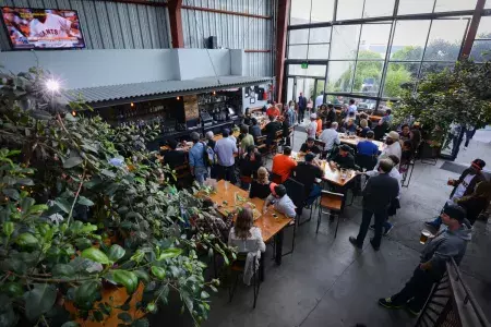 Clientes comem e bebem na Southern Pacific Brewing em São Francisco.