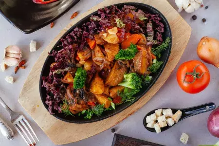 Uma mesa cheia de deliciosos pratos vegetarianos e veganos.