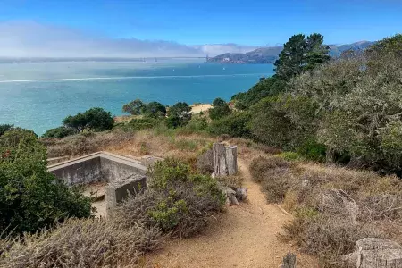 サンフランシスコ湾とGolden Gate Bridge見渡すエンジェルアイランド州立公園のキャンプ場