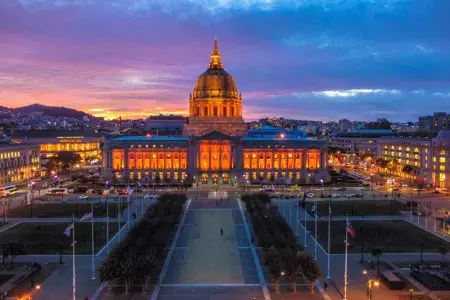 Ayuntamiento iluminado con luz naranja