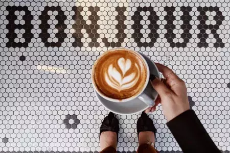 Café e um sinal de bonjour