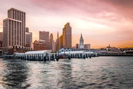 Le Ferry Building au coucher du soleil depuis la baie.