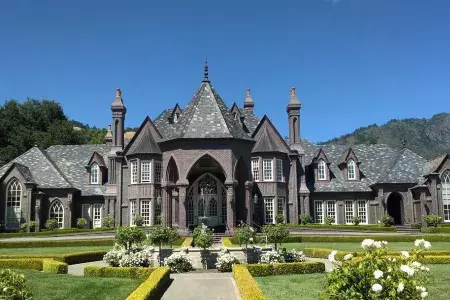 A sala de degustação da Ledson Winery parece um castelo europeu.