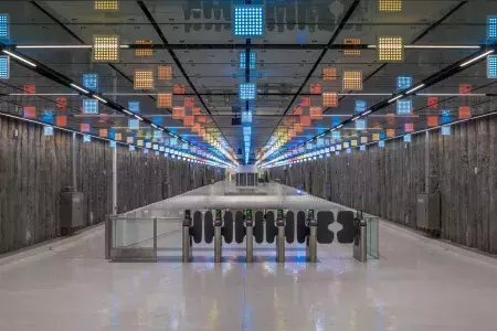 「ルーシー・イン・ザ・スカイ」エルウィン・レドル作、2021年、セントラル地下鉄：ユニオンスクエアマーケット駅