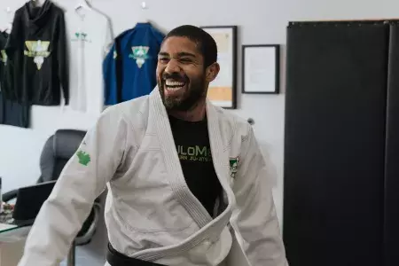 Rômulo Melo sorrindo.