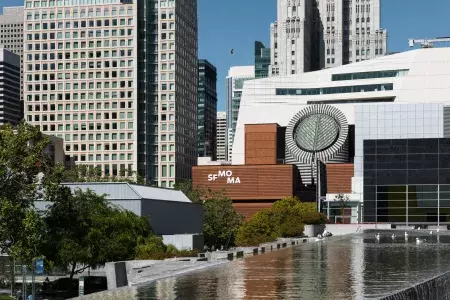 イエルバブエナガーデンの隣にあるSFMOMA